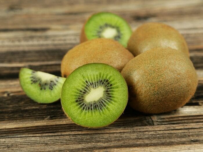 Cách gọt vỏ kiwi 1