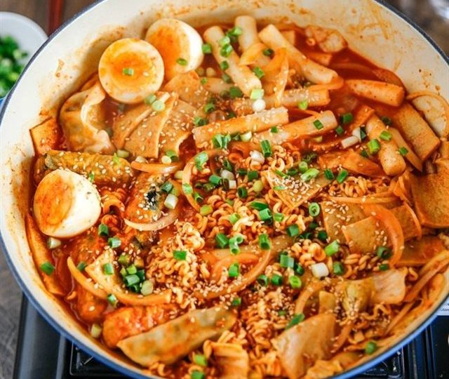 Cách làm tokbokki với cơm nguội 1